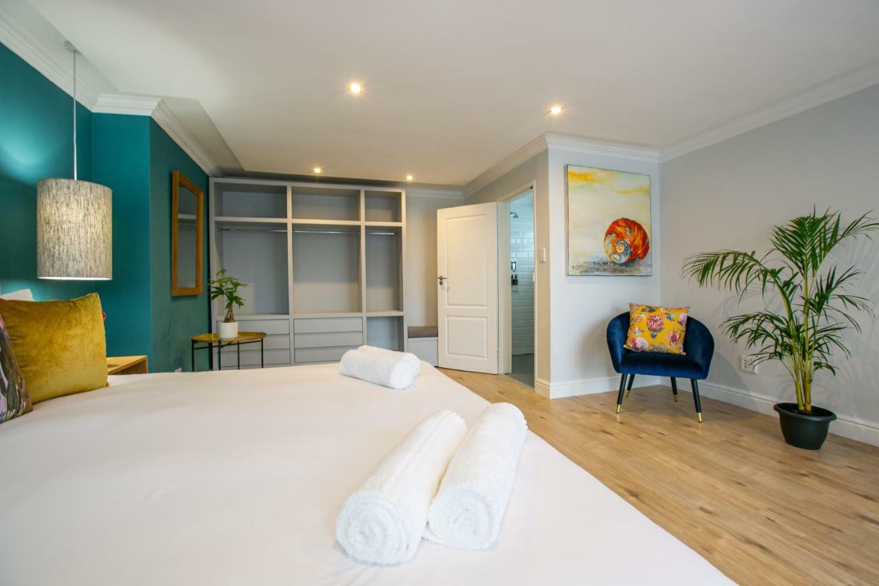 Hout & About Guest House Гаут-Бей Екстер'єр фото